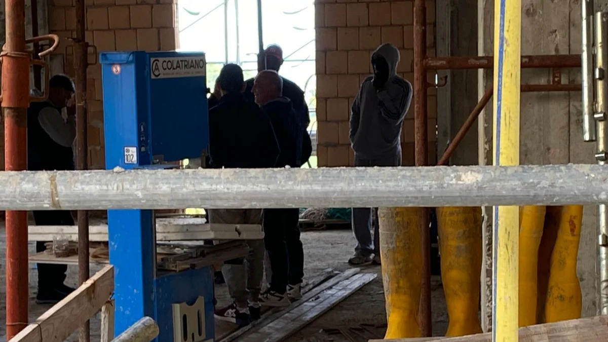 A Torricella Sicura la protesta non si ferma: dieci operai  questa mattina hanno occupato l’area del cantiere chiedendo 70mila euro di stipendi arretrati 