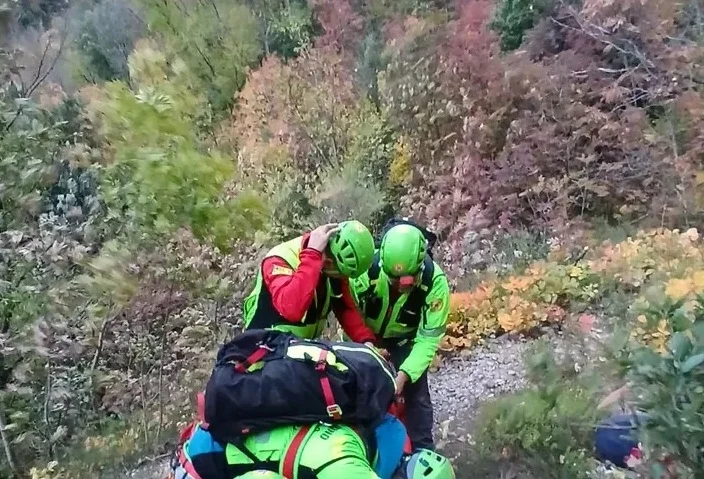 Colpita da un sasso alla testa durante la scalata, ferita una 40enne
