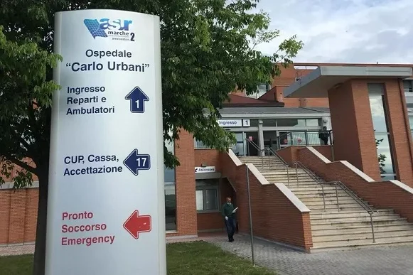 Incendio sopra il Pronto soccorso di Jesi, pazienti evacuati e poi rientrati 