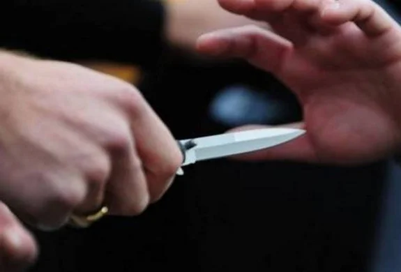 Minaccia la compagna con un coltello a serramanico, disarmato dai Carabinieri 