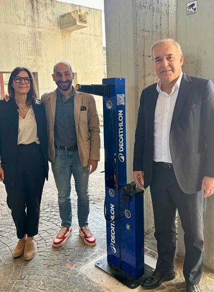 Installata una nuova colonnina di manutenzione per le biciclette nello spazio di piazza Bambini del Mondo antistante gli ingressi del Municipio e della Biblioteca