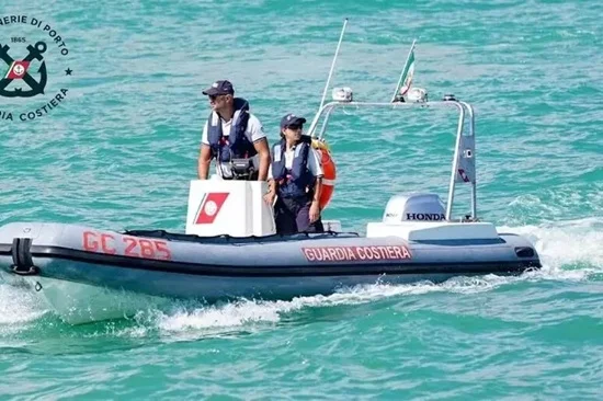 Barca si ribalta a 350 metri dalla riva, soccorso un diportista 
