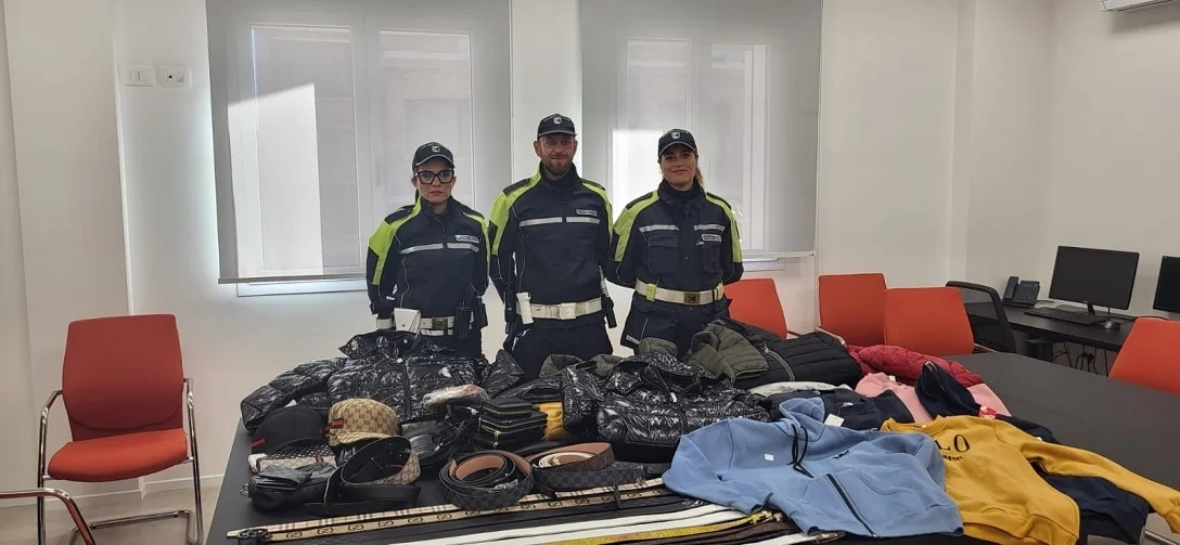 55 capi d’abbigliamento contraffatti sequestrati dalla Polizia Locale