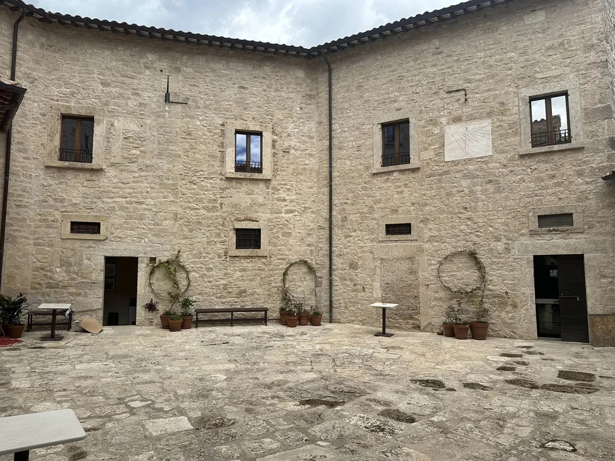 Ascoli Piceno - Castel di Luco alle prese con crisi idrica e disagi, il titolare: "Difficile andare avanti così"