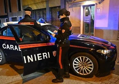 Urla contro i passanti brandendo un pugnale, 30enne denunciato dai Carabinieri 