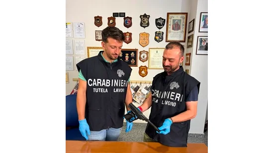 Paga parzialmente il lavoratore poi lo minaccia con una pistola, denunciato un impreditore agricolo
