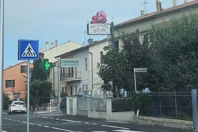 Rapina una farmacia armato di martello, bloccato un uomo