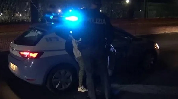 Evade dai domiciliari poi va a spasso per Civitanova di notte con un coltello, arrestato 