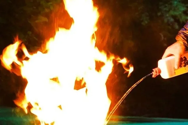 Getta alcol sul fuoco per accendere il camino: anziano di Roseto si ustiona gravemente