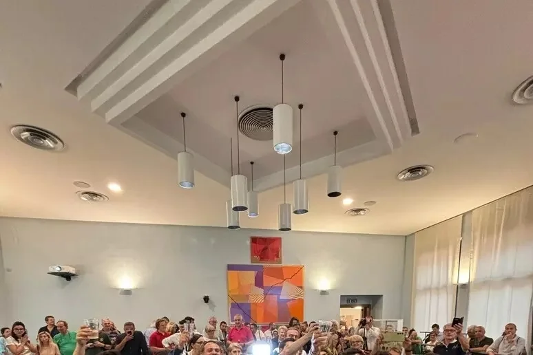 Biancani nuovo sindaco di Pesaro, festa con Ricci in Consiglio