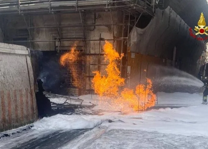 Si rompe una tubazione del gas durante i lavori, ustionato un operaio