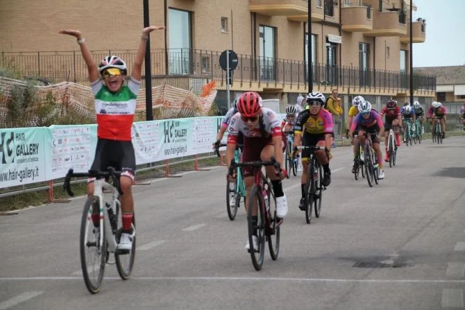 Beata gioventù in rosa: ciclismo femminile alla ribalta a Piane di Montegiorgio