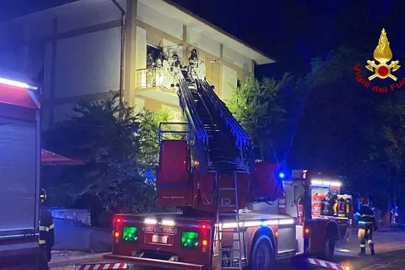 Incendio nella notte in una palazzina a Porto Sant'Elpidio, intervento dei Vigili del Fuoco