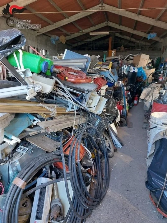 Contrasto dei Carabinieri Forestali alla gestione illecita dei rifiuti raccolti e stoccati illecitamente in un capannone