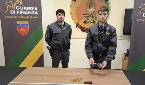 Un 19enne girava in pieno centro a Jesi con una pistola scacciacani sotto la cintura