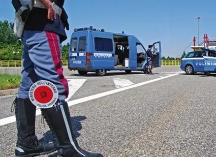 Fugge all'alt poichè sprovvisto di patente, viene inseguito e fermato