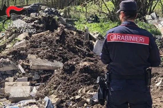 Rifiuti abbandonati nell'entroterra fermano, scattano le denunce 