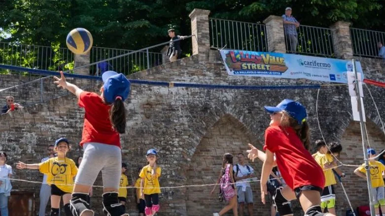 Pedaso si veste di pallavolo, la carovana M&G arriva in riviera per la penultima tappa di Volley Ville Street