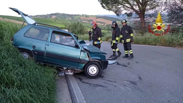 Impatto all'alba tra due auto nel Maceratese, una vittima