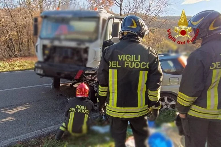 Scontro frontale fra auto e betoniera, una vittima