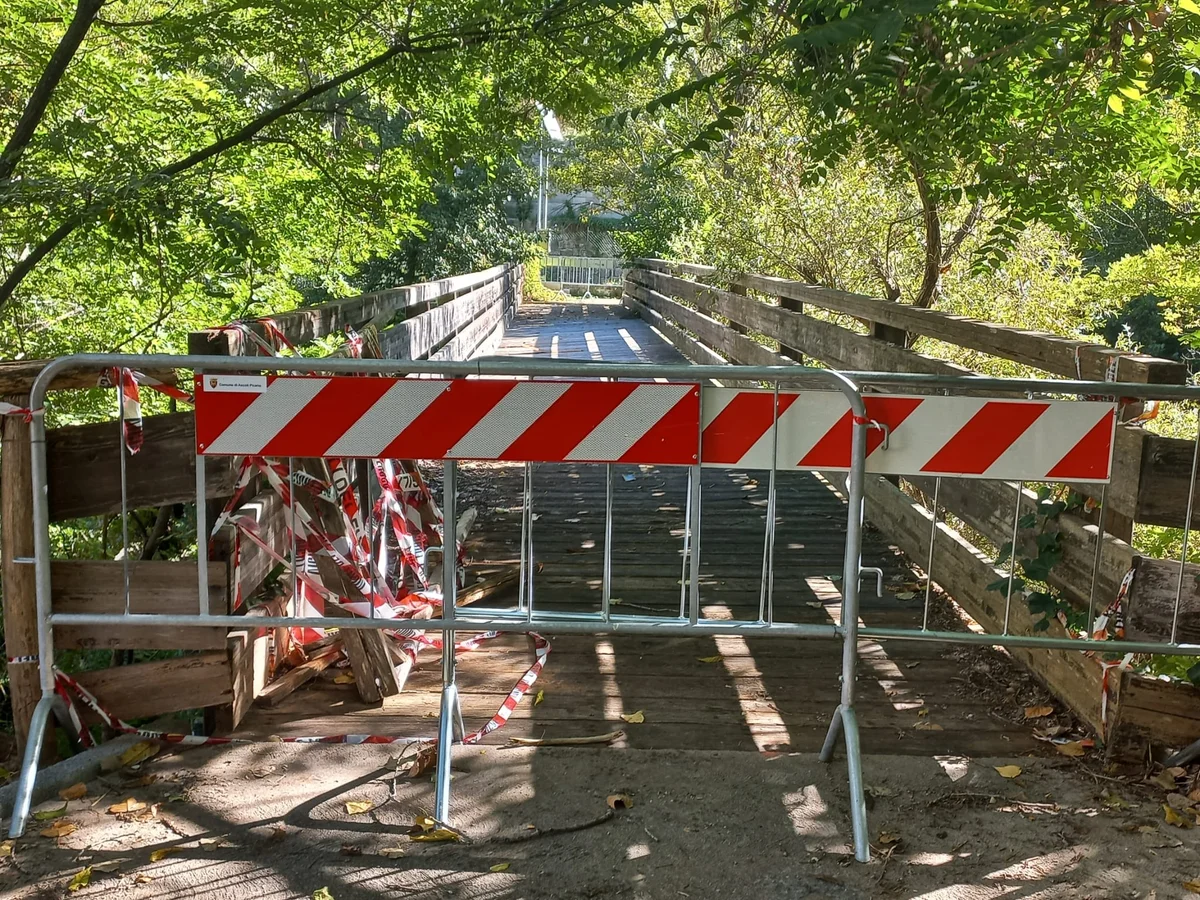 Ascoli Piceno - Pericolo per l'incolumità pubblica, chiuso il ponte che porta al Castellano