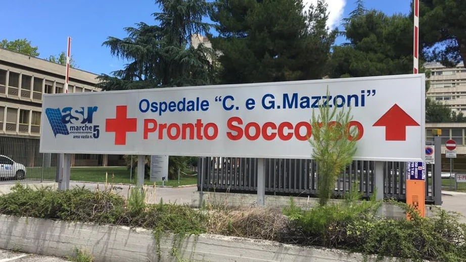 Ascoli Piceno - Scontro tra tre auto: una si ribalta, tre feriti