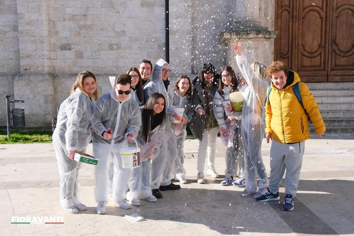 Ascoli Piceno - Quintali di sale e qualche petardo: gli studenti festeggiano "100 giorni all'esame"