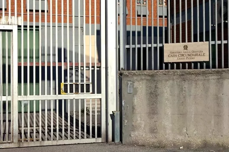 Detenuto sale per protesta sul tetto del carcere di Ascoli Piceno