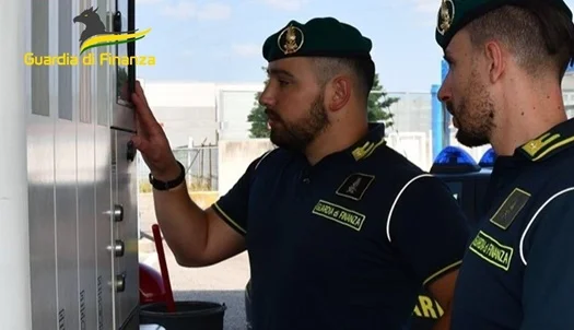 Irregolarità su prezzi carburanti e sequestro di 1.400 articoli contraffatti 