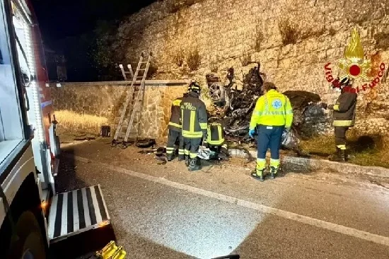 Finisce con l'auto contro un muro a San Severino Marche, morto un 21enne 