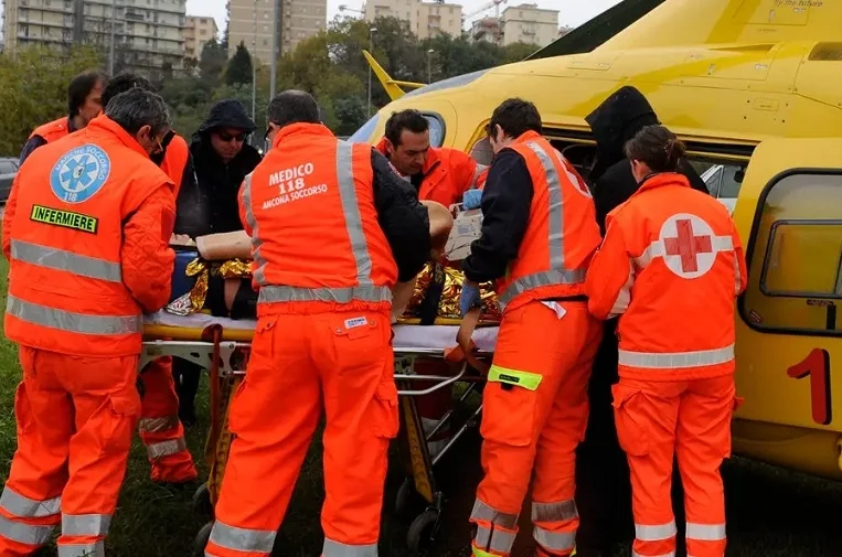 Balla di fieno cade addosso ad un addetto alle operazioni di carico