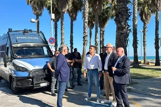 Vannacci a Lido Tre Archi di Fermo, contro l'illegalità 'va trovata una soluzione' 