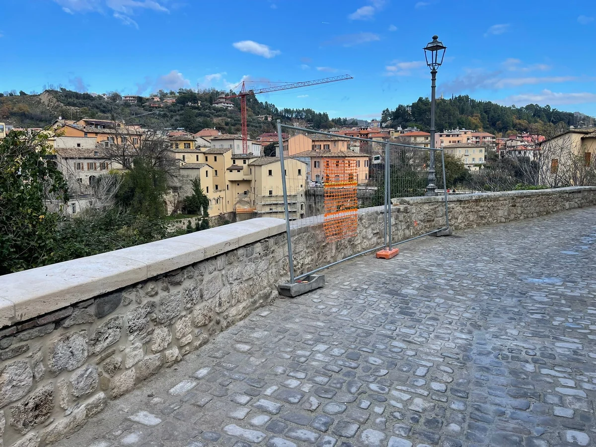Ascoli Piceno - Ringhiere nella storica rua delle Stelle, è polemica