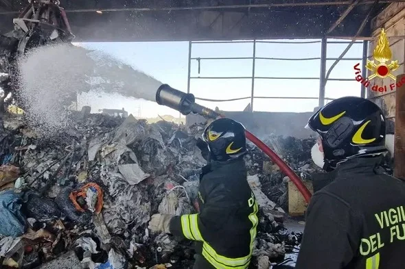 Incendio nell'azienda Italservizi, situazione in miglioramento 