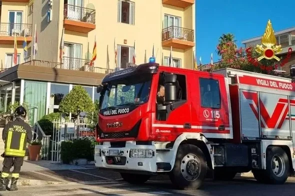 Principio di incendio in un albergo a Grottammare, pronto intervento dei Vigili del fuoco