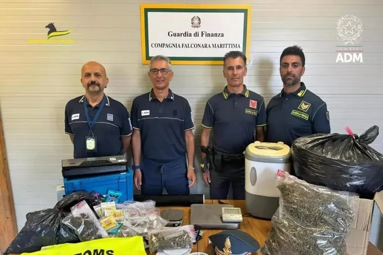 Laboratorio per coltivare canapa e 40 kg di droga, una denuncia