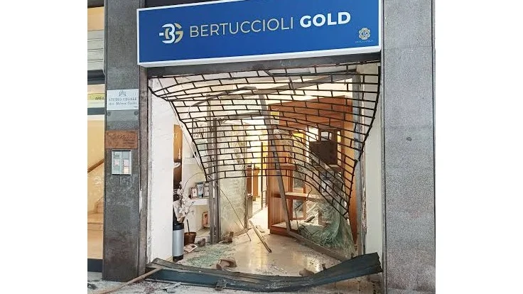 Rapina notturna con spaccata in gioielleria a Pesaro, asportata la cassaforte 
