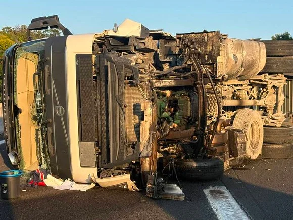 Camion si ribalta in A14 nei pressi do Porto S.Giorgio, autista ferito e lunghe code direzione nord