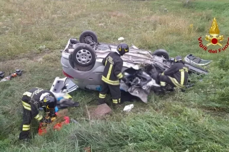 Schianto tra auto, una si ribalta. Due feriti