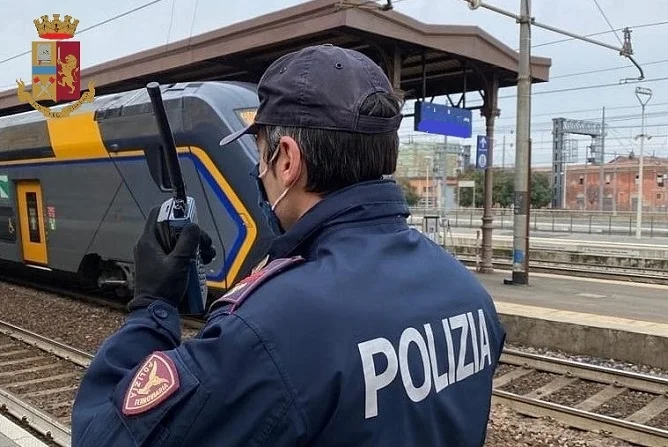 Coppia viaggia senza regolare biglietto. Lui minaccia il capotreno, denunciato