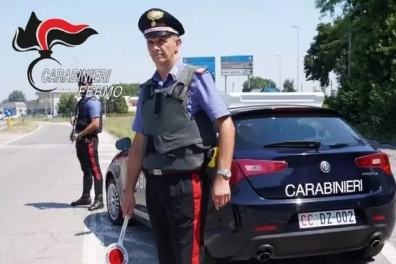 Ruba in uno stabilimento balneare, riconosciuto dai tatuaggi