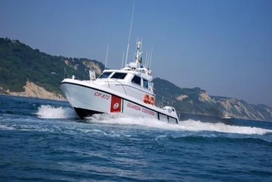 Si ferisce ad una gamba in un incidente in mare con gommone, salvato dalla Guardia Costiera 