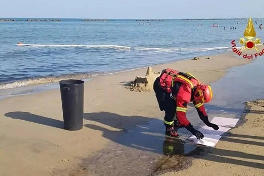Trovato fusto d'olio in mare a San Benedetto, sequestro e divieto di balneazione 