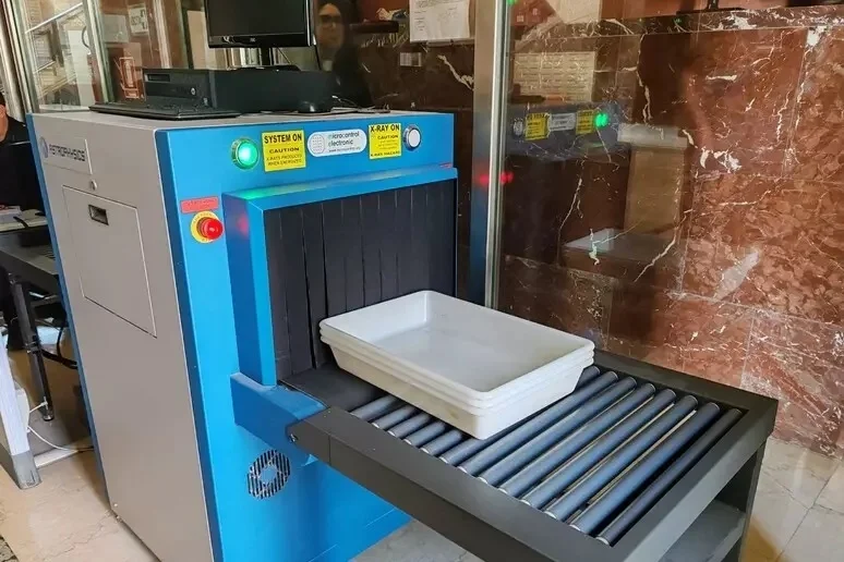 Fermato mentre entra in tribunale con due coltelli