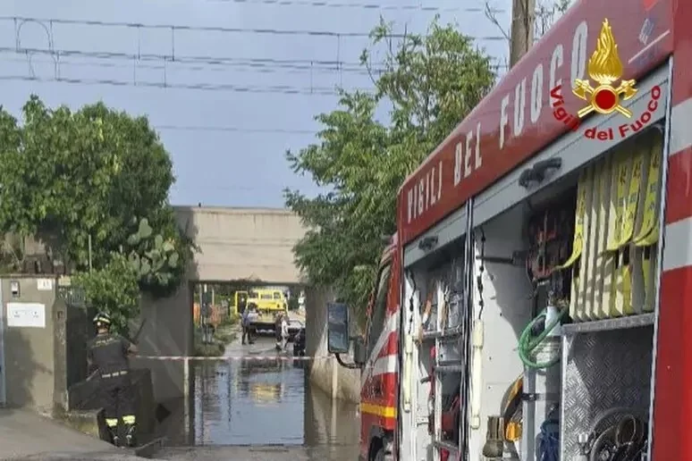 Maltempo, auto bloccata nel Fermano nel sottopasso allagato