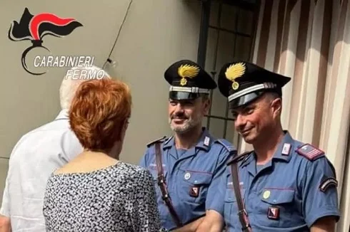 Si finge amico della figlia al telefono per derubare un'anziana, denunciato 