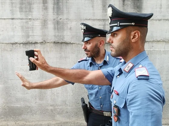 Tenta di aggredire una sua parente, bloccato con lo spray urticante