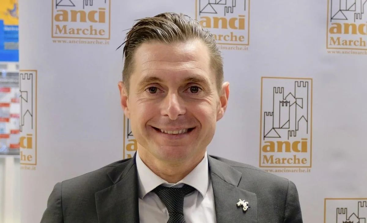 Alla presenza del Sindaco Marco Fioravanti, del Prefetto Sante Copponi, del Questore Aldo Fusco e del Presidente del Consiglio comunale Alessandro Bono, è stata consegnata la Benemerenza Civica all’agente di Polizia Lorenzo Virgulti