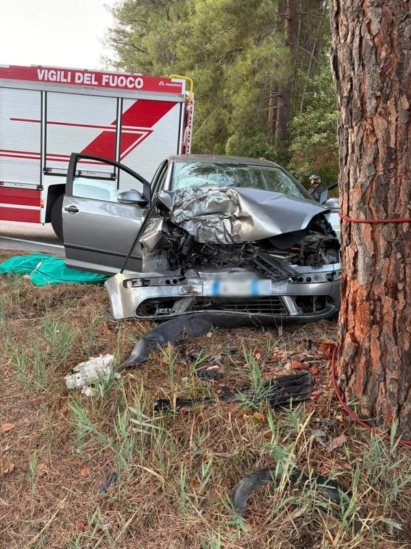Incidente stradale a Sant'Omero, perde la vita una 27enne. Grave il 47enne alla guida