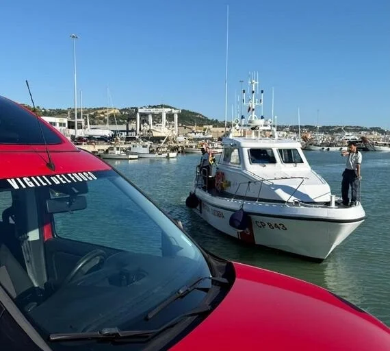 San Benedetto, Guardia Costiera soccorre peschereccio in difficoltà a 18 miglia